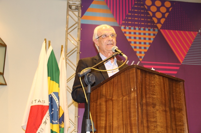 O professor Miguel Arroyo durante sua palestra na abertura oficial da CEEMG 2018. Foto: Franciele Xavier (SEE/MG)